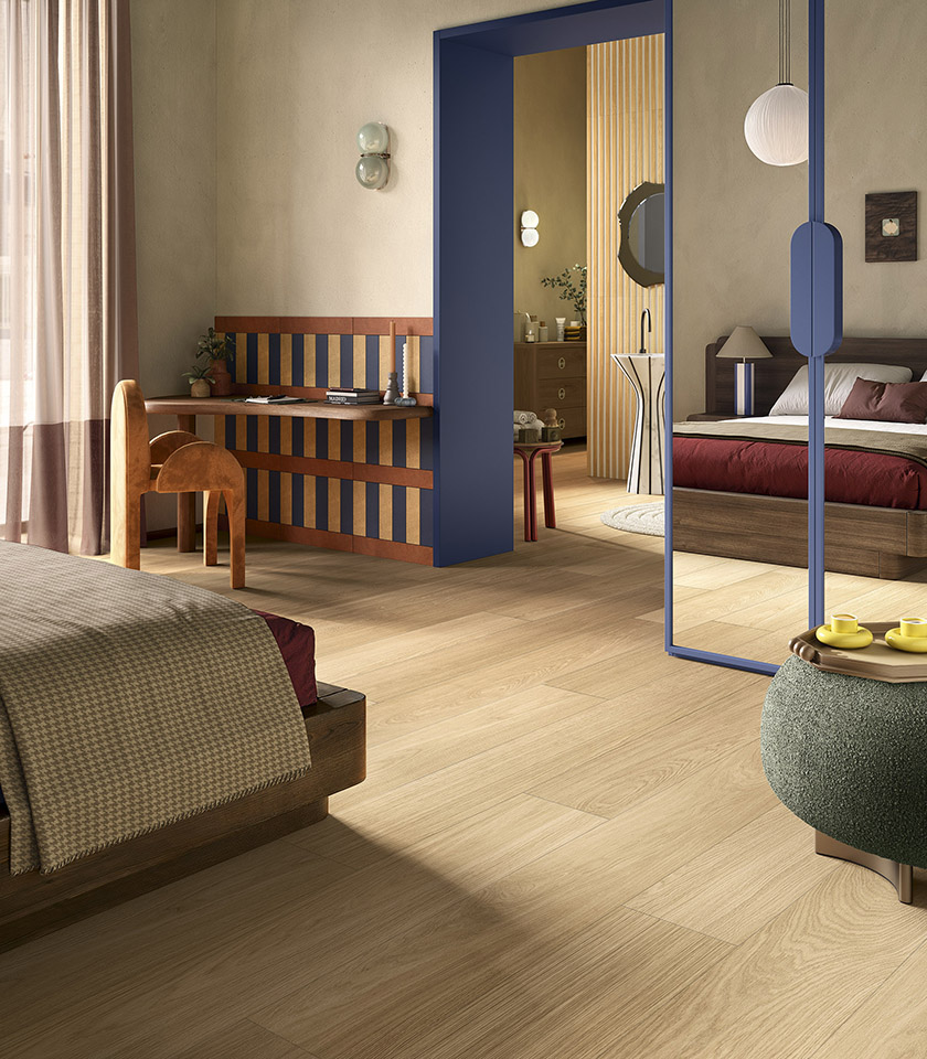 Bio Charme Golden interpreta il calore del rovere in una superficie ceramica luminosa e naturale, ideale per camere da letto accoglienti e dal design contemporaneo.