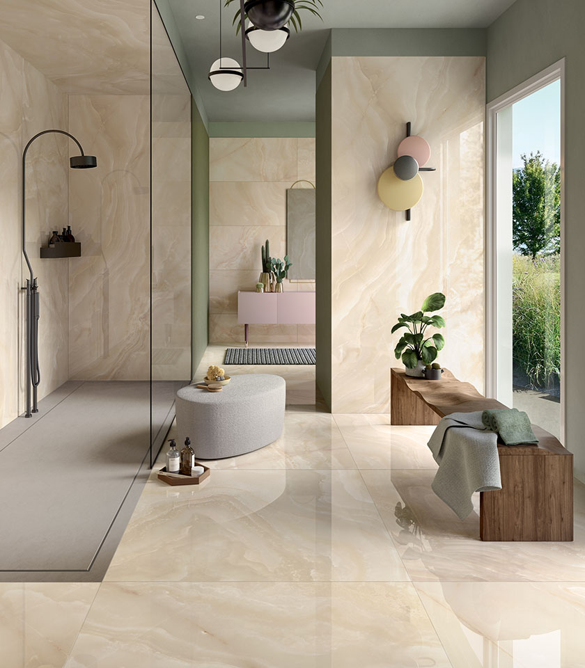 Noblesse Onyx Oyster avvolge il bagno in un’eleganza luminosa e sofisticata, con superfici ceramiche effetto onice che amplificano luce, profondità e raffinatezza.