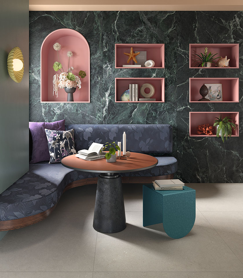 Intense Crète e Noblesse Verde Alpi definiscono un living ricercato, dove la sobrietà delle superfici neutre incontra la forza decorativa di un intenso effetto marmo verde.