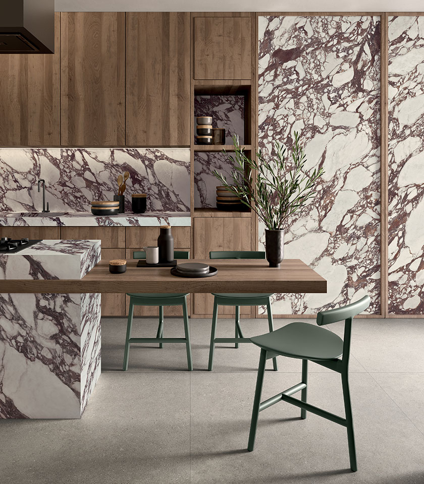 Noblesse Viola Arabesque dona alla cucina un’eleganza scenografica e sofisticata, con venature decise che dialogano con le superfici neutre di Intense Crète.
