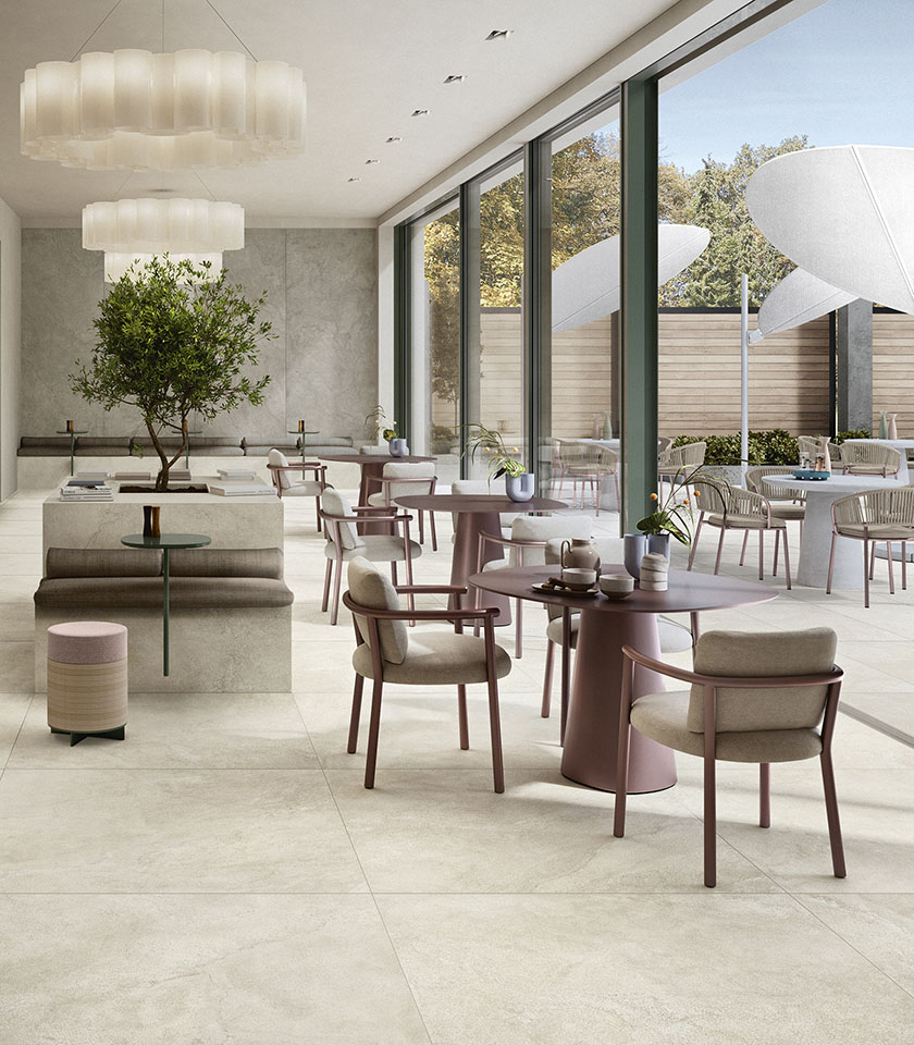 Pulse Shell crea un ambiente luminoso e raffinato, dove superfici ceramiche effetto pietra definiscono una continuità elegante tra spazi interni ed esterni.