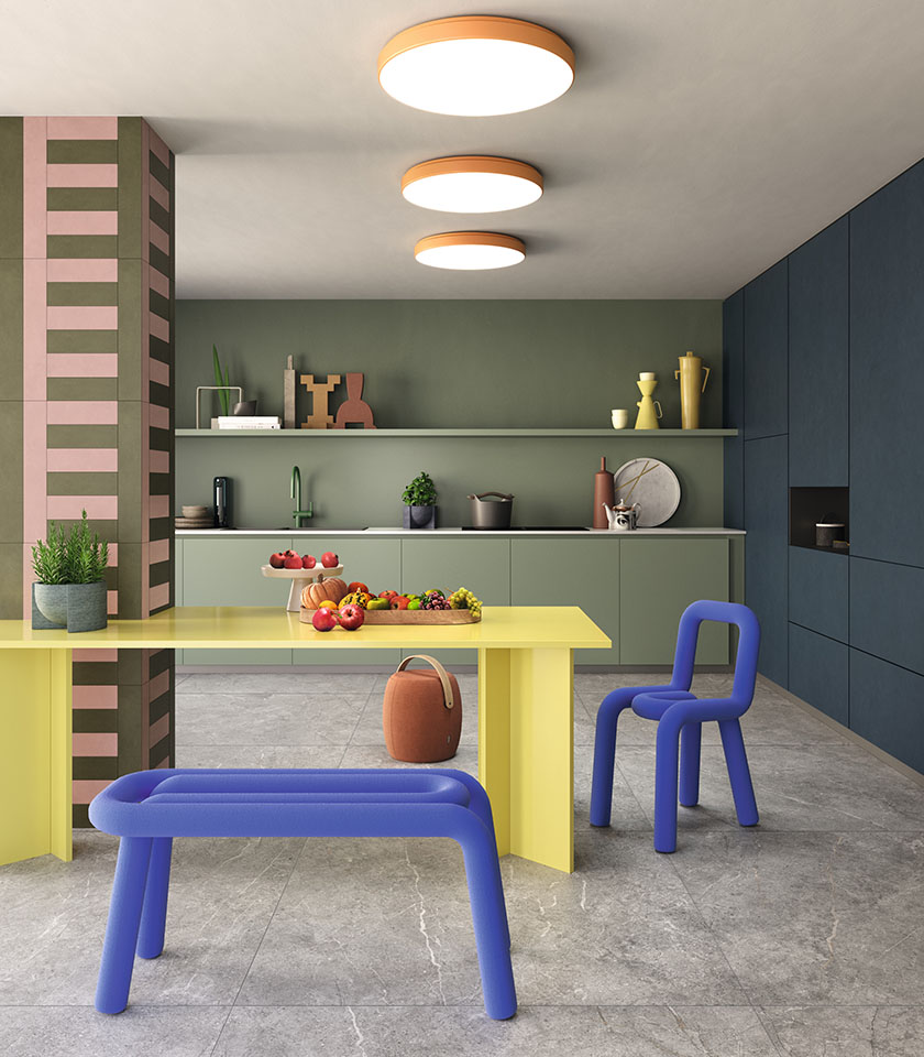 Cucina contemporanea dai colori vivaci con pavimento della collezione Anthology effetto pietra nella tonalità Gray e rivestimenti della collezione Pigmenti nelle tonalità Ocean, Mauve e Moss.