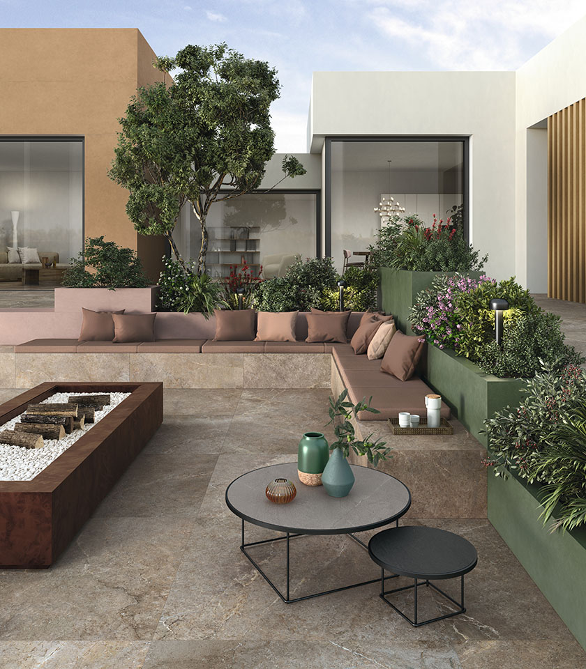 Spazio outdoor contemporaneo con pavimento della collezione Anthology effetto pietra nella tonalità Earth ed elementi della collezione Pigmenti nelle tonalità Moss, Mauve e Harvest.