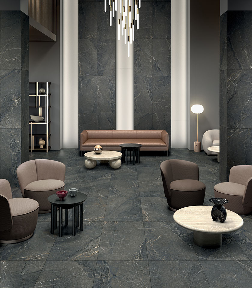 Living contemporaneo con pavimento e rivestimenti della collezione Anthology effetto pietra nella tonalità Dark Natural.