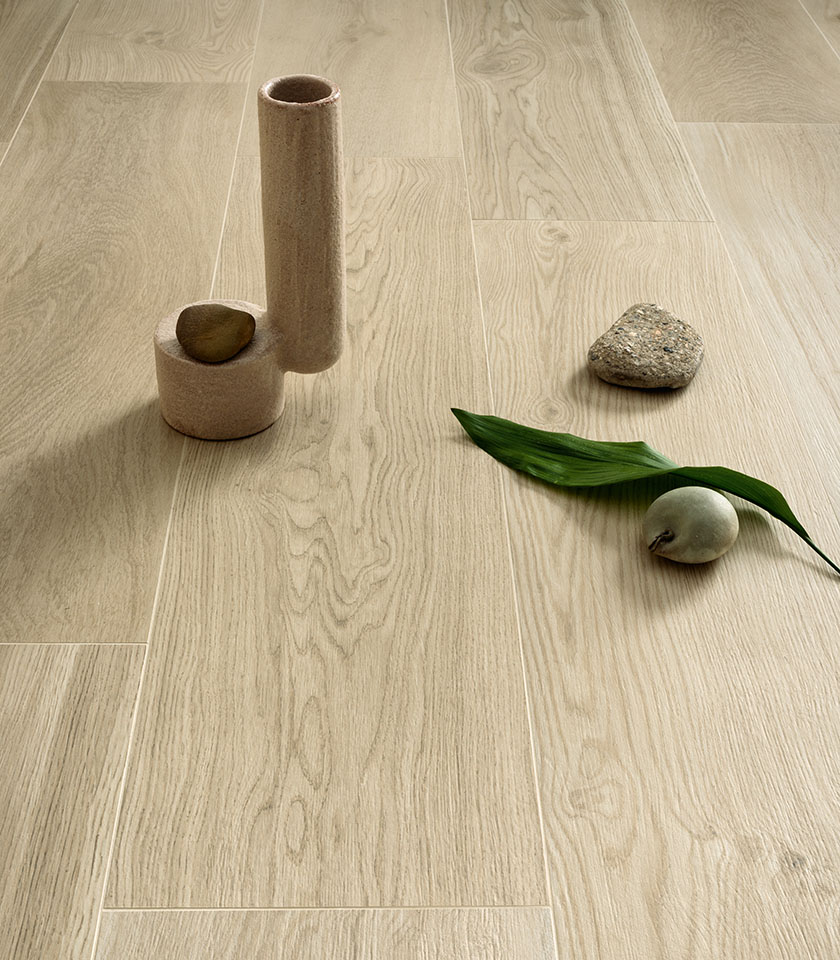 Scopri il ton sur ton con superfici effetto legno Lea Ceramiche in tonalità chiare e naturali, per interni luminosi, armoniosi e raffinati.