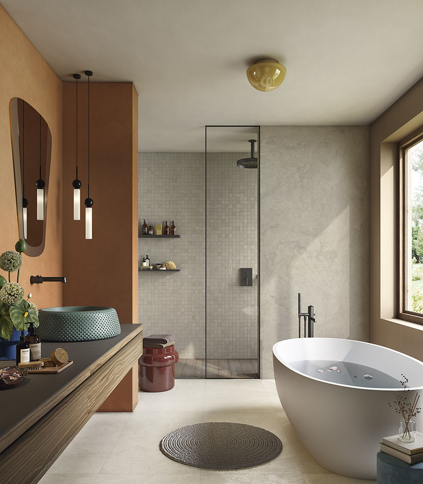 Pulse Shell e Clay definiscono un bagno luminoso e materico, dove superfici ceramiche effetto pietra, mosaico e tonalità calde creano un’atmosfera naturale e contemporanea.