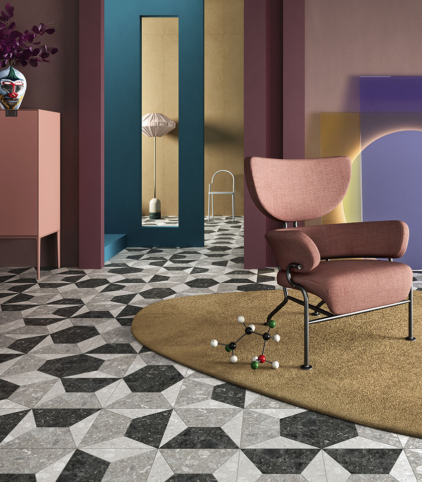 Sidestone Mosaic Omega dona al living un forte carattere grafico, con geometrie effetto pietra che dialogano con le tonalità calde e sofisticate di Pigmenti Harvest.