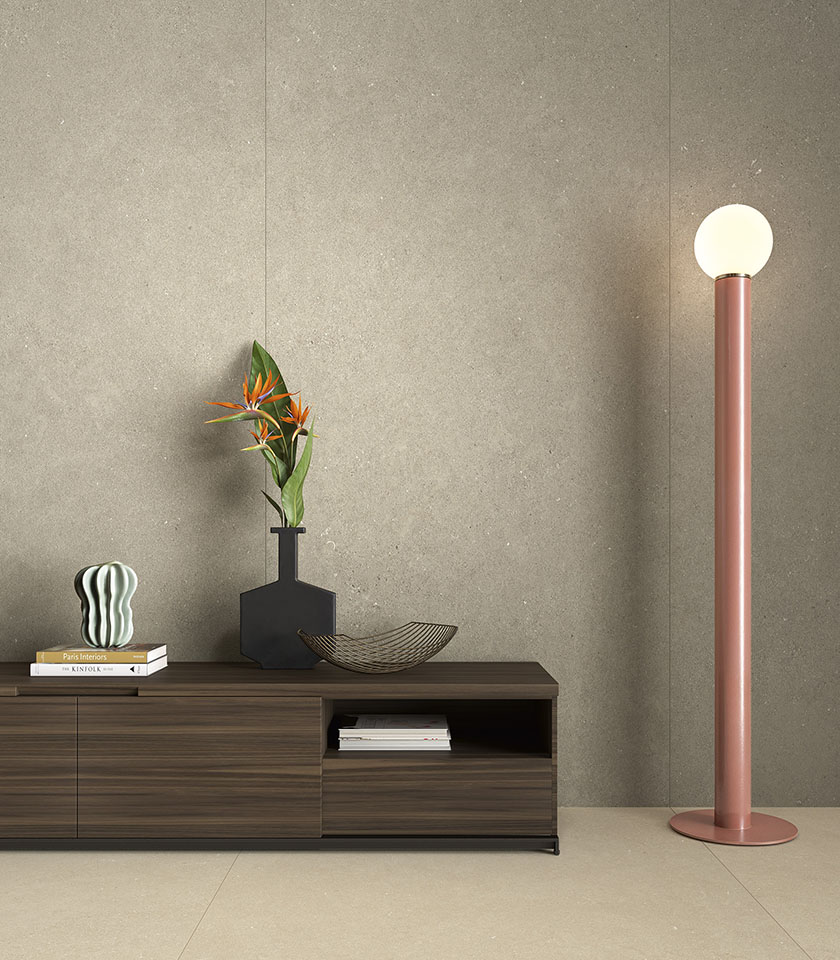 Intense Beige e Toffee definiscono un ambiente essenziale e sofisticato, dove superfici ceramiche dai toni neutri e materici creano continuità tra pavimento e rivestimento.
