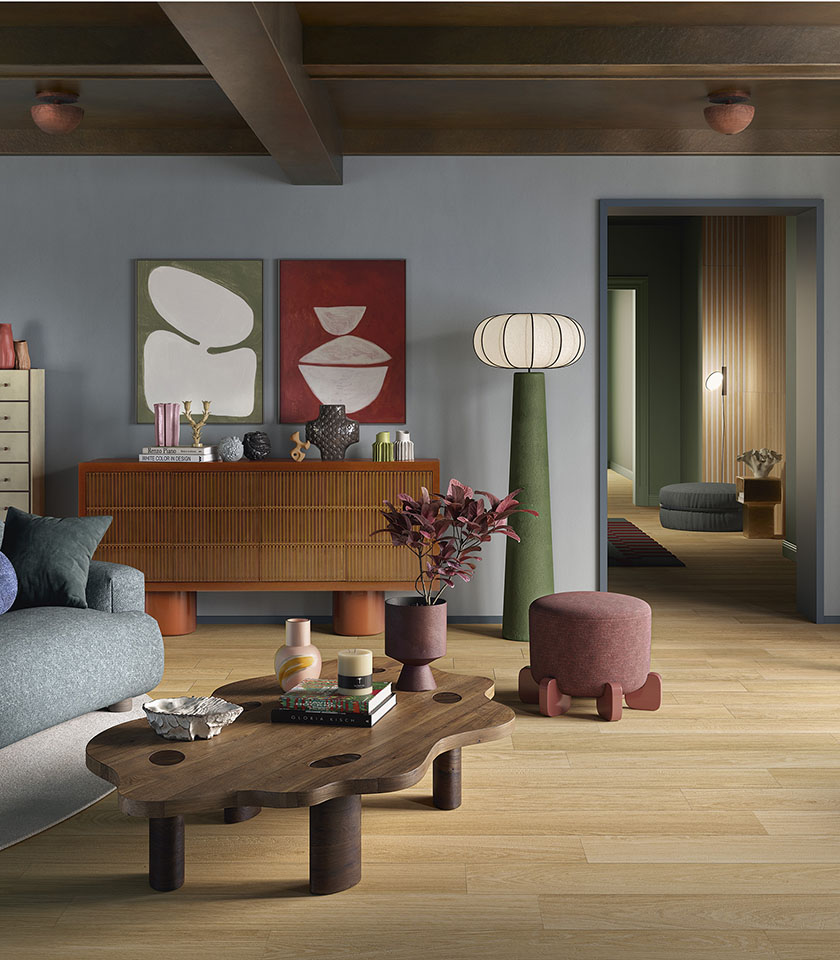 Bio Charme Golden porta nel living il calore del rovere con una superficie ceramica naturale e luminosa, ideale per ambienti accoglienti, eleganti e contemporanei.