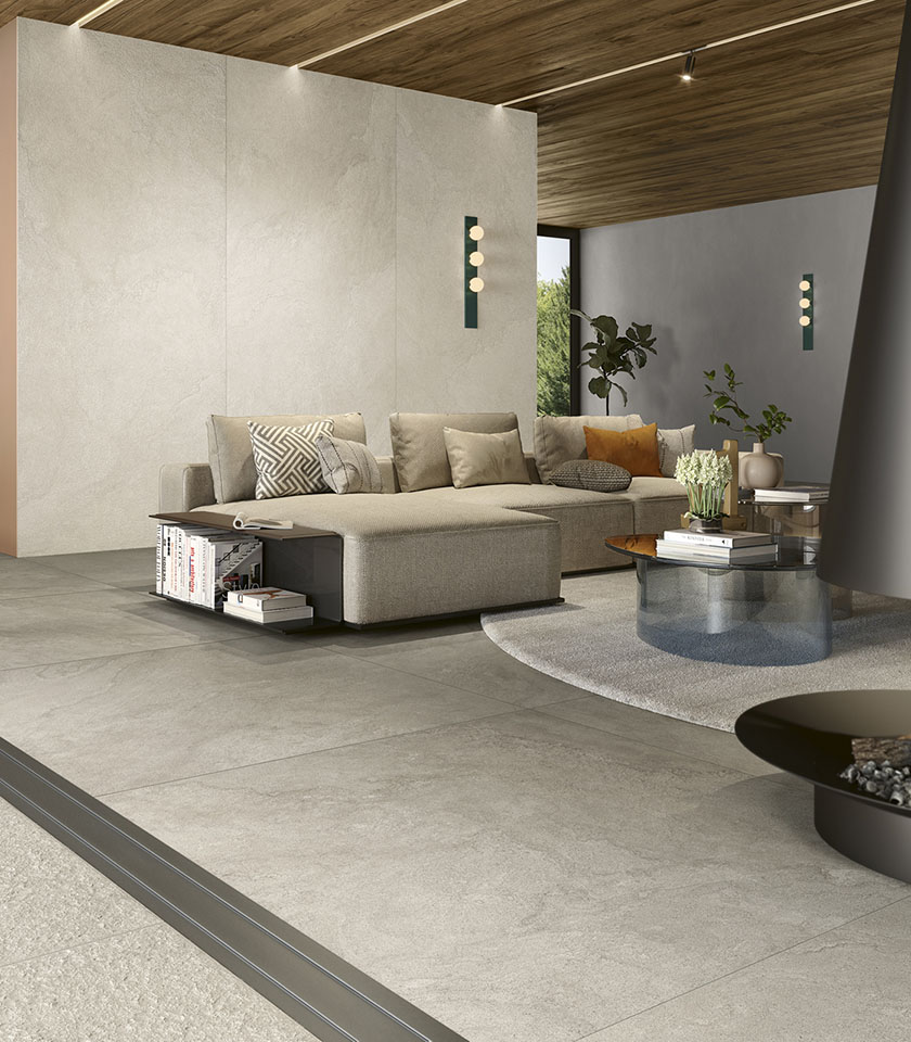 Pulse Clay crea continuità tra living e outdoor con superfici ceramiche effetto pietra dal carattere naturale, materico e contemporaneo.