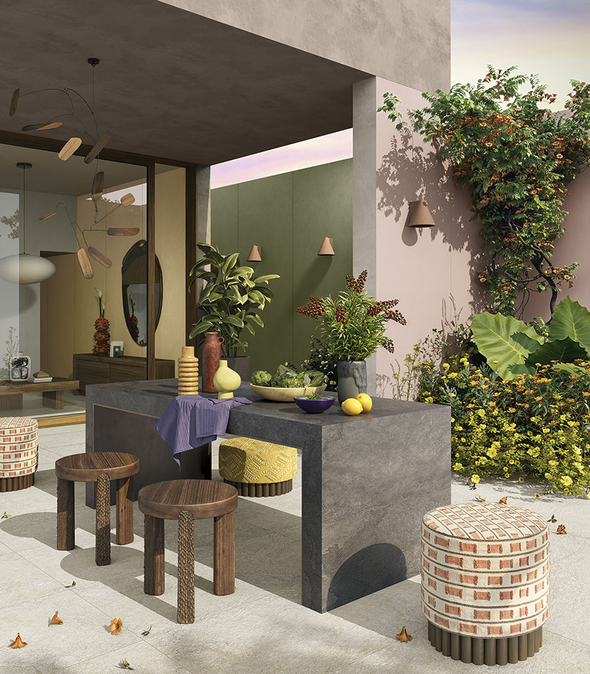 Spazio outdoor contemporaneo con pavimento della collezione Pulse effetto pietra nella tonalità Clay, superfici nella tonalità Shadow ed elementi della collezione Pigmenti nelle tonalità Mauve, Moss e Harvest.