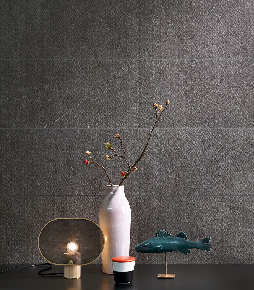 Nextone Dark Mark valorizza la profondità della pietra scura con una texture decorativa raffinata, ideale per rivestimenti dal carattere elegante e contemporaneo.