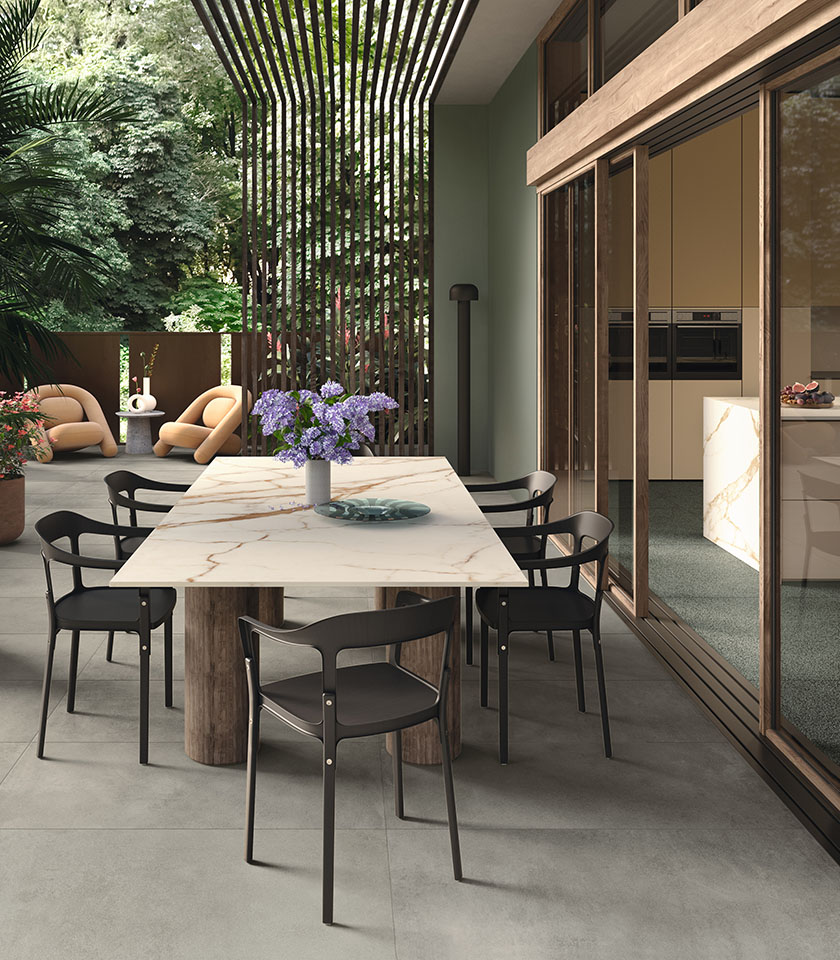 Master Gray Grip definisce un outdoor elegante e contemporaneo, con superfici ceramiche dall’estetica essenziale che dialogano con dettagli materici e raffinati.