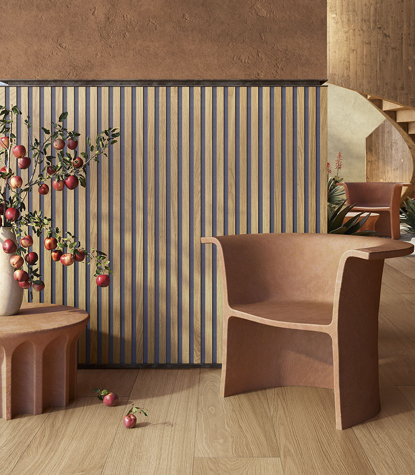 Interno in stile Japandi con pavimento e rivestimento effetto legno, poltrona scultorea e dettagli decorativi ispirati alla natura.
