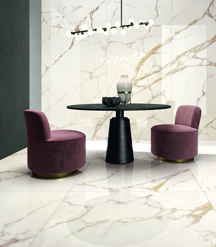Sala da pranzo contemporanea con pavimento e rivestimento in gres porcellanato effetto marmo Calacatta, tavolo nero e poltroncine viola.
