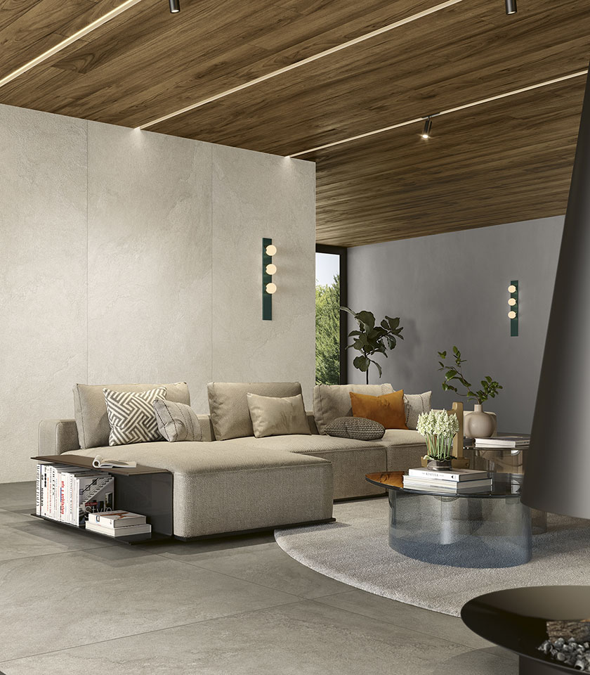 Scopri idee per un soggiorno moderno dal carattere materico con le superfici Lea Ceramiche, tra eleganza contemporanea, comfort e design distintivo.