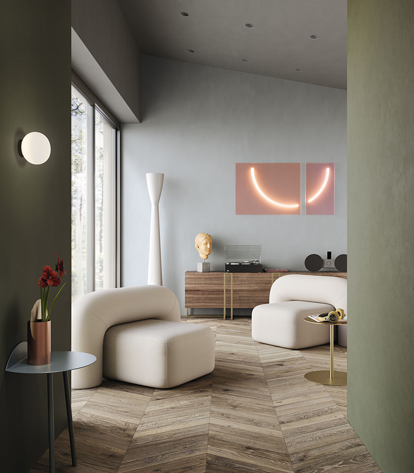 Scopri idee per un soggiorno moderno con superfici effetto legno Lea Ceramiche, tra calore materico, design contemporaneo e raffinati contrasti cromatici.