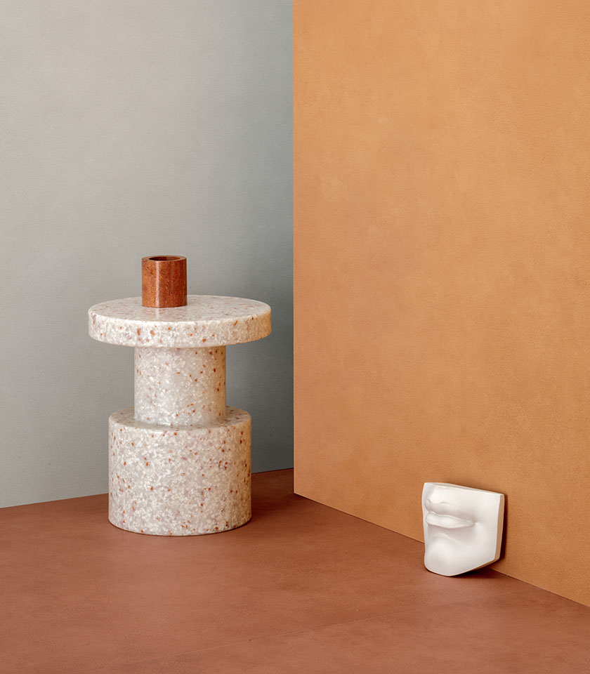 Scopri come abbinare superfici colorate e texture materiche Lea Ceramiche per creare interni contemporanei, essenziali e dal forte carattere visivo.
