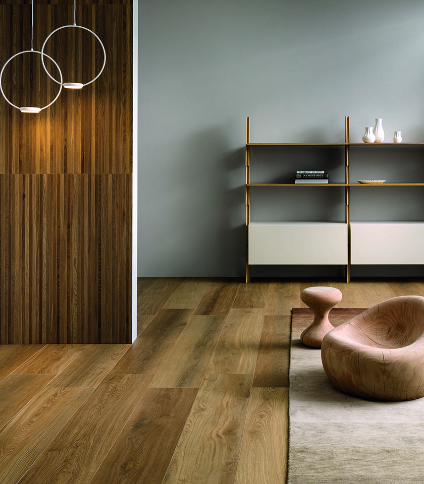 Scopri il ton sur ton con superfici effetto legno Lea Ceramiche, per interni caldi, armoniosi e contemporanei costruiti su nuance naturali.