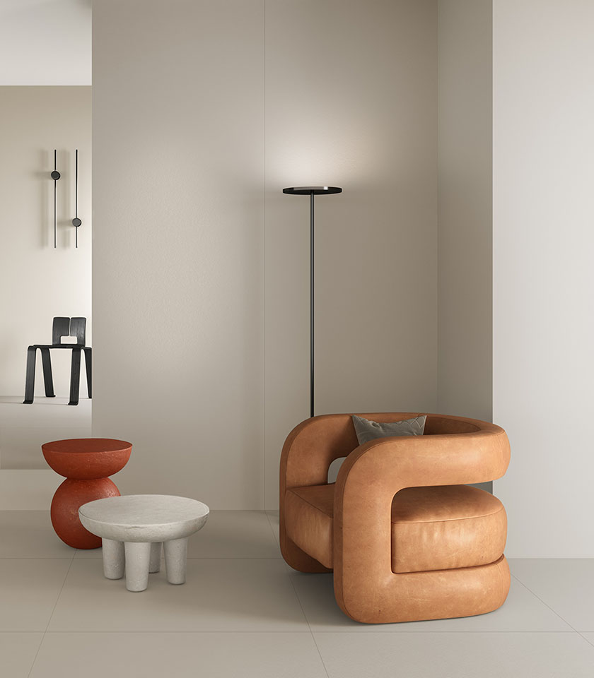 Scopri il ton sur ton con superfici Lea Ceramiche in nuance neutre e sofisticate, valorizzate da accenti caldi per interni essenziali e contemporanei.