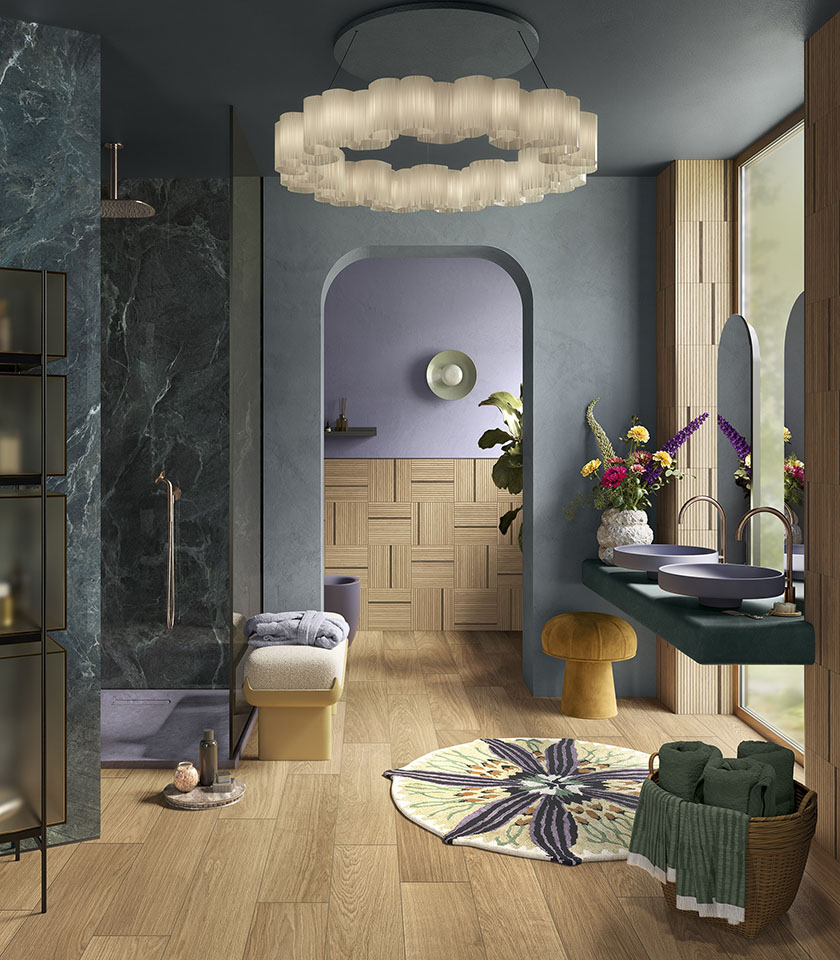 Bagno contemporaneo con superfici effetto legno e marmo, tonalità sofisticate e dettagli decorativi per un ambiente elegante, accogliente e ricercato.