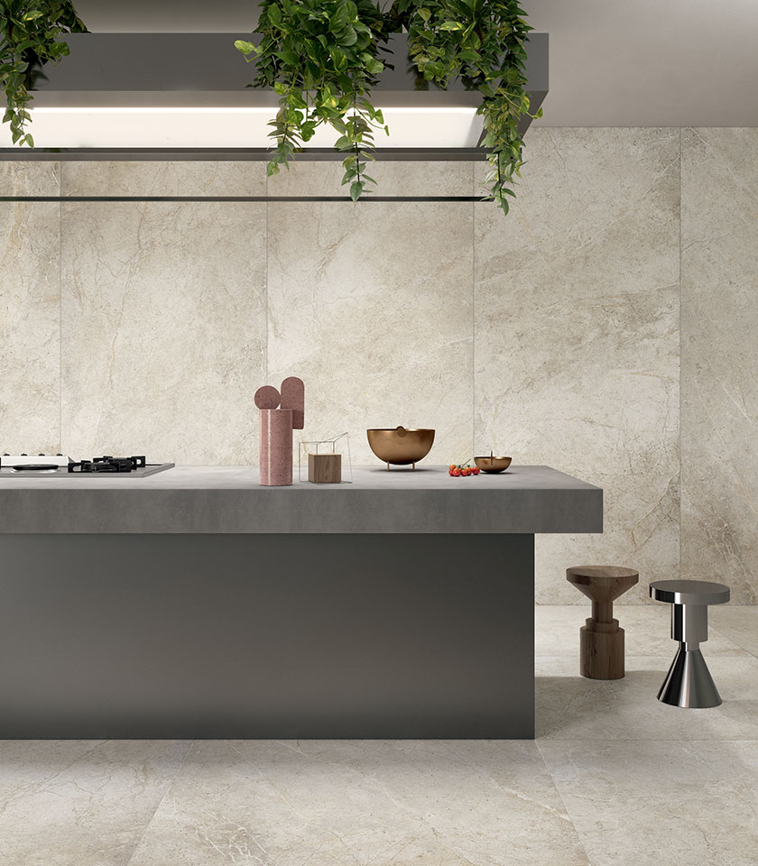 Cucina contemporanea con superfici Anthology White di Lea Ceramiche: gres porcellanato effetto pietra per ambienti luminosi, raffinati e materici.