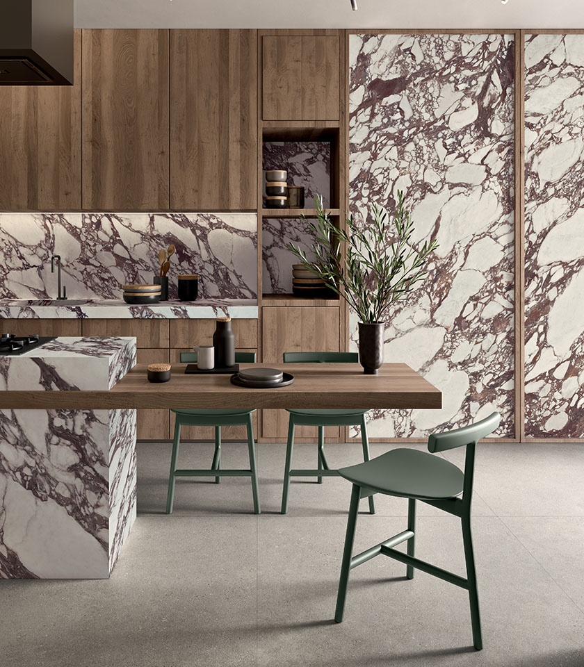 Cucina contemporanea con Noblesse Viola Arabesque e Intense Crete di Lea Ceramiche: superfici effetto marmo e cemento per un ambiente elegante e materico.
