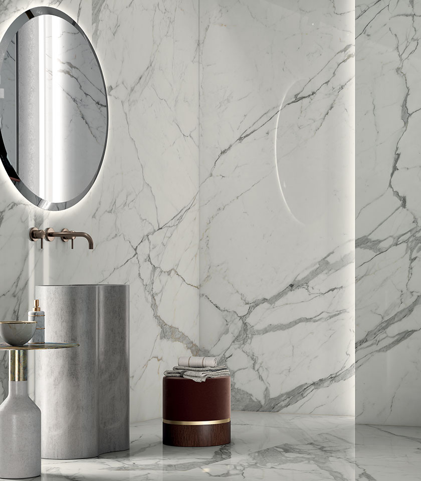 Bagno contemporaneo con Noblesse Pure Statuario di Lea Ceramiche: superfici effetto marmo bianco dalle venature eleganti per uno spazio luminoso e raffinato.