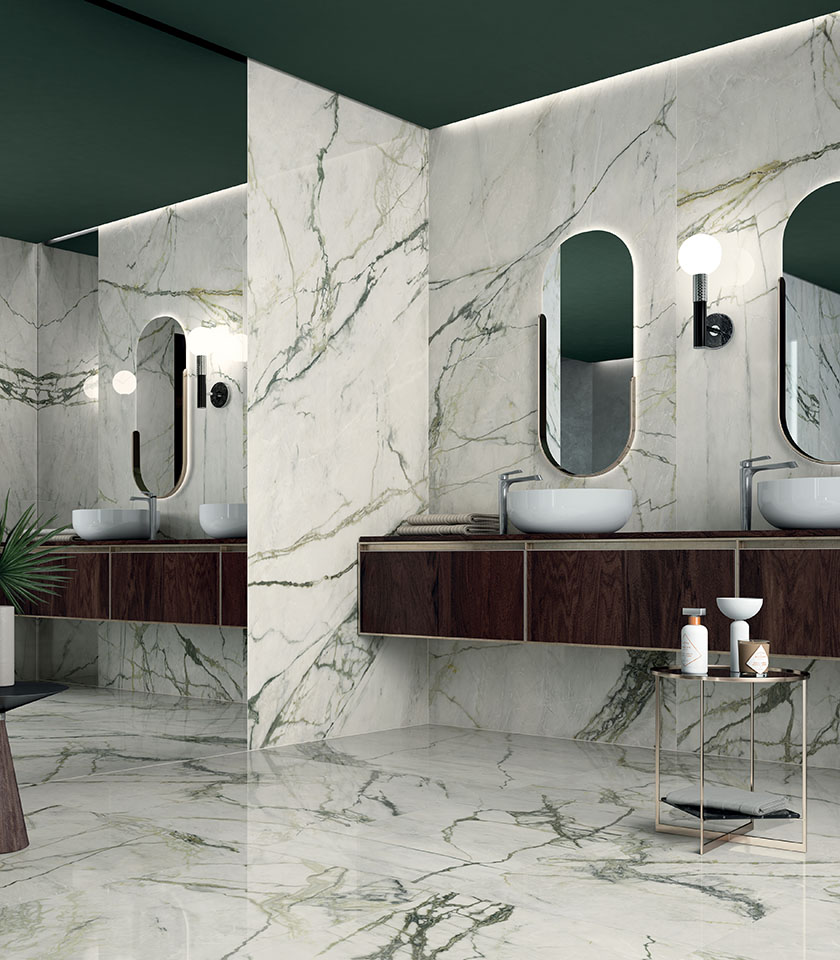 Bagno contemporaneo con Noblesse Calacatta Emerald di Lea Ceramiche: superfici effetto marmo bianco con venature verdi per un ambiente elegante e scenografico.
